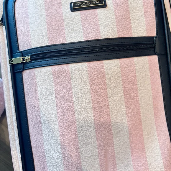 VICTORIAS SECRET CARY ON LUGGAGE - Picture 5 of 8